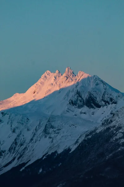 Güneş Işığı Altında Karla Kaplı Bir Volkan Zirvesinin Dikey Çekimi — Stok fotoğraf