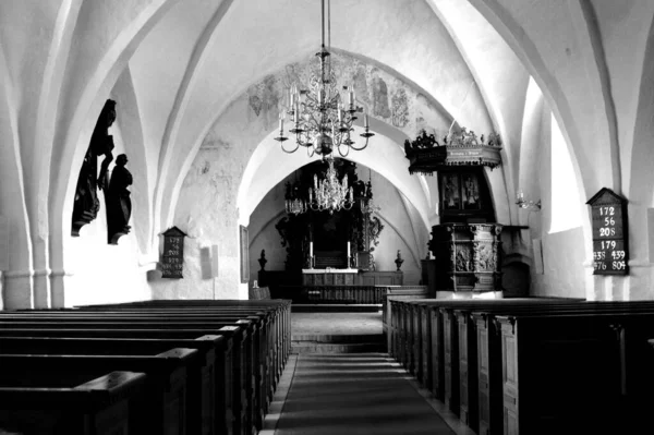 Kilisenin Içi Gri Tonlu Koltuklu Bir Fotoğraf — Stok fotoğraf