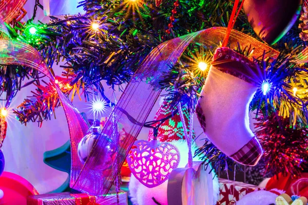 Dekoracyjne Ozdoby Świąteczne Światłami Wiszącymi Choince — Zdjęcie stockowe