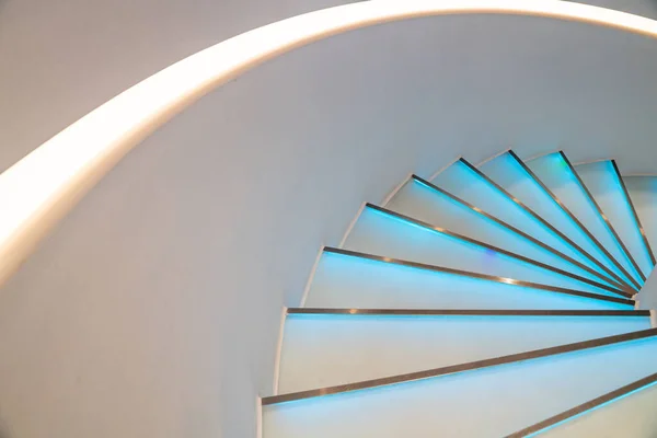 Una Toma Escaleras Caracol Modernas Blancas Con Decoración Luces Azules — Foto de Stock