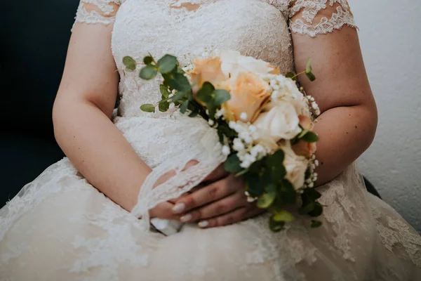 Die Braut Mit Einem Brautstrauß Aus Weißen Und Orangefarbenen Rosen — Stockfoto