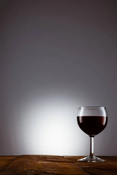 Bir Kadeh Kırmızı Şarabın Dikey Çekimi — Stok fotoğraf