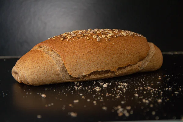 Masadaki Bir Somun Ekmeğin Yakın Plan Çekimi — Stok fotoğraf