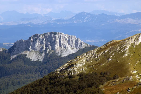 Plano Alto Ángulo Paisaje Montañoso Con Capas Picos Vistos Bajo — Foto de Stock