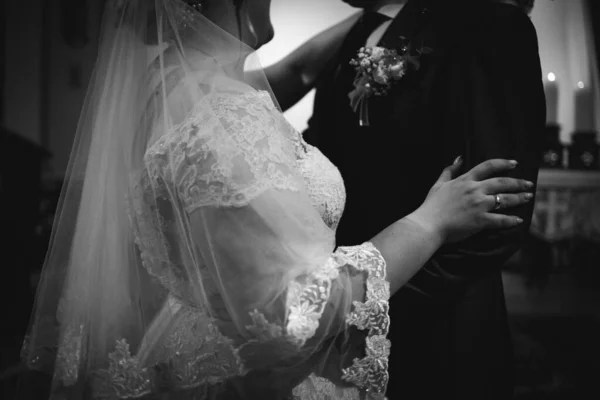 Жених Невеста Обнимают Друг Друга Свадебной Церемонии — стоковое фото