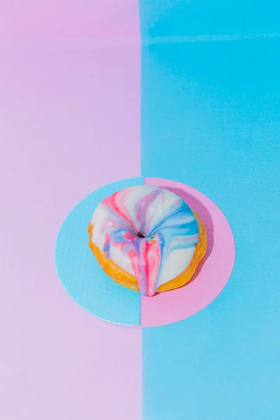 Een Kleurrijke Donut Een Roze Blauwe Achtergrond — Stockfoto