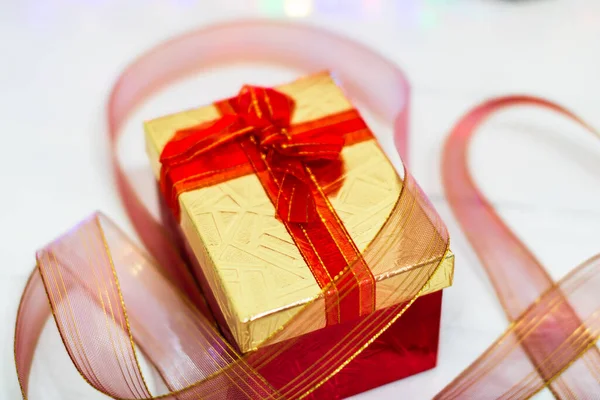 一个特写镜头的圣诞礼品盒红色里 — 图库照片