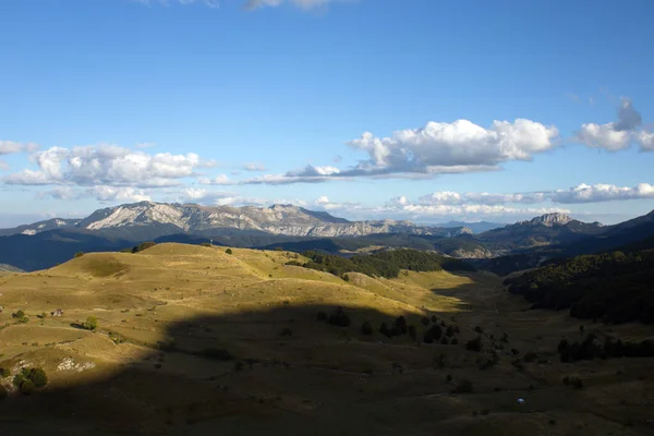 Eine Hochauflösende Aufnahme Der Bergigen Landschaft Mit Gipfeln Und Einem — Stockfoto