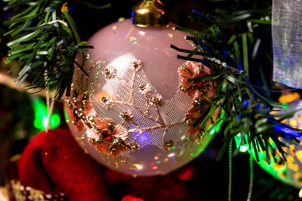 Een Closeup Shot Van Een Kerstbal Ornament Met Lichten Opknoping — Stockfoto