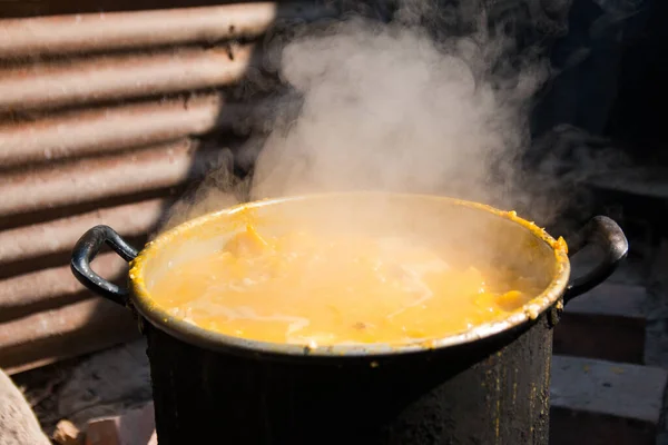 Eine Gelbe Suppe Die Draußen Auf Feuer Kocht — Stockfoto