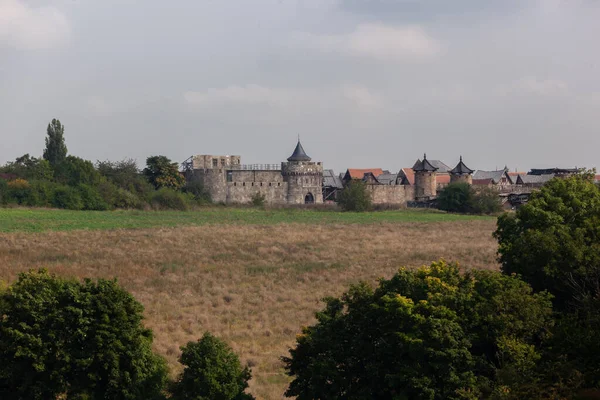 中世の要塞で 塔や壁はプラハのバラノフで映画のために使われました — ストック写真