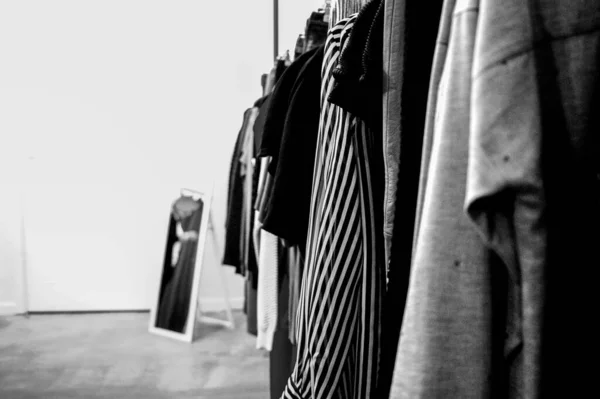 Graustufenaufnahme Von Kleidungsstücken Die Laden Hängen — Stockfoto