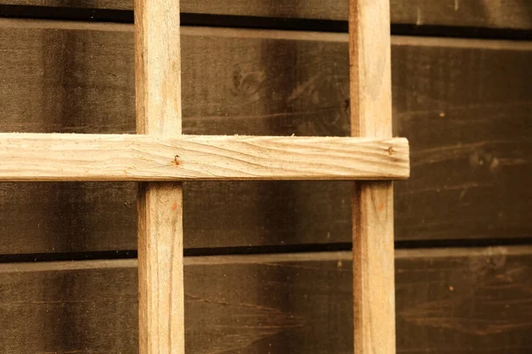 Egy Közeli Kép Egy Fából Készült Ablakkeretről Egy Régi Fafalon — Stock Fotó