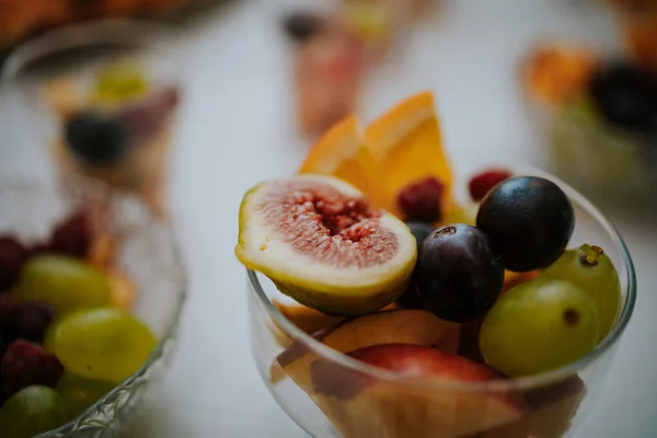 Primer Plano Sabrosas Frutas Frescas Cortadas Tazón Pequeño — Foto de Stock