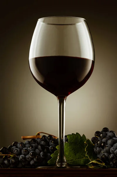 Ένα Κάθετο Σφηνάκι Από Ένα Ποτήρι Κόκκινο Κρασί — Φωτογραφία Αρχείου