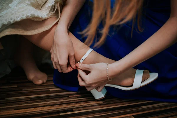 Tiro Close Mãos Femininas Anexando Fivela Sapato Noiva — Fotografia de Stock