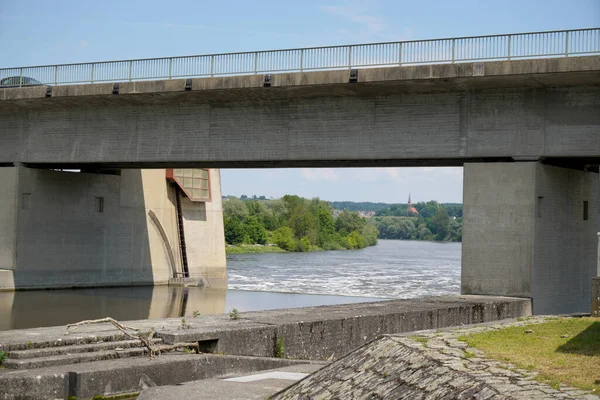 Een Cementbrug Een Rivier Met Groen Landschap Achtergrond Een Zonnige — Stockfoto