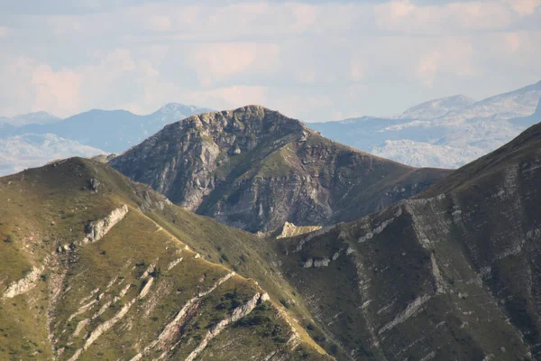 Eine Hochauflösende Aufnahme Der Bergigen Landschaft Mit Schichten Von Gipfeln — Stockfoto