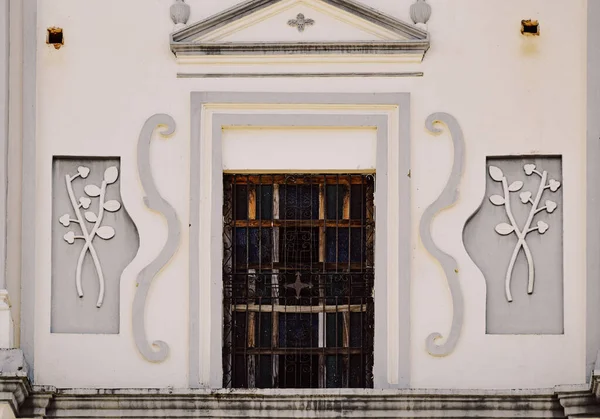 Nahaufnahme Einer Alten Weißen Kirchenfassade — Stockfoto