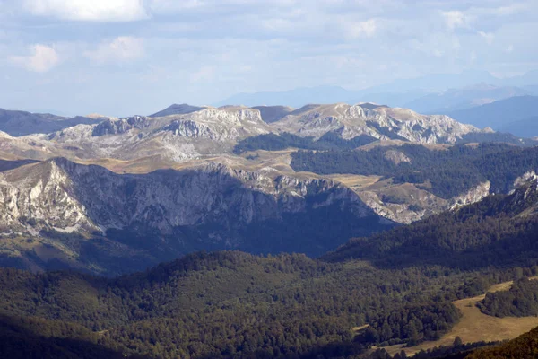 Eine Luftaufnahme Der Bergigen Landschaft Mit Schichten Von Gipfeln Unter — Stockfoto