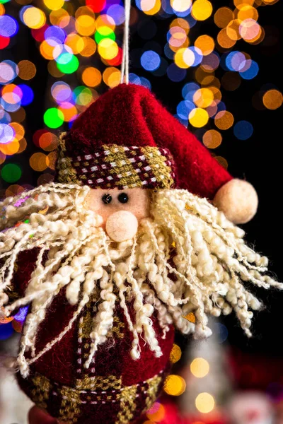 Een Verticaal Schot Van Opknoping Santa Clause Ornament Tegen Een — Stockfoto