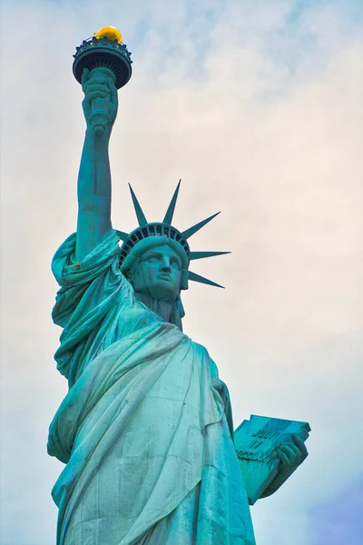 位于美国纽约市的一座自由女神像在乌云密布的天空下垂直拍摄 — 图库照片