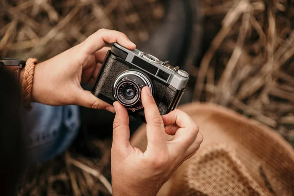 Manlig Fotograf Justerar Fokus Vintagekamera — Stockfoto