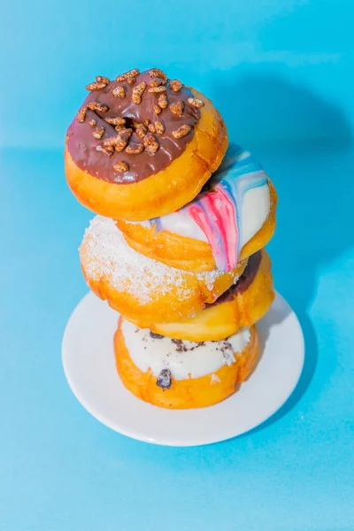 Ein Turm Bunter Cremiger Donuts Auf Blauem Hintergrund — Stockfoto