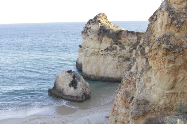 Una Vista Panoramica Scogliere Rocciose Sulla Spiaggia — Foto Stock