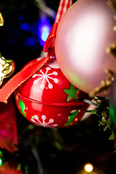 Een Verticaal Shot Van Kerstmis Bal Ornamenten Met Lichten Opknoping — Stockfoto