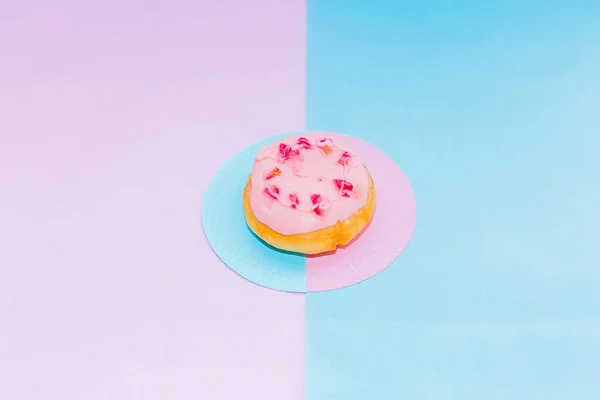 Donut Rosa Sobre Fundo Rosa Azul — Fotografia de Stock