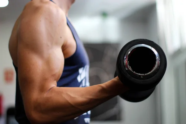 Tanınmayan Bir Adamın Kolu Spor Salonunda Kol Egzersizi Yapıyor — Stok fotoğraf