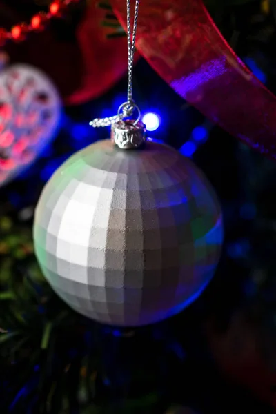 Een Verticaal Shot Van Kerstmis Bal Ornament Met Lichten Opknoping — Stockfoto