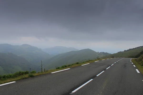 Uma Bela Estrada Montanha Através Dos Pirenéus Sob Céu Nublado — Fotografia de Stock