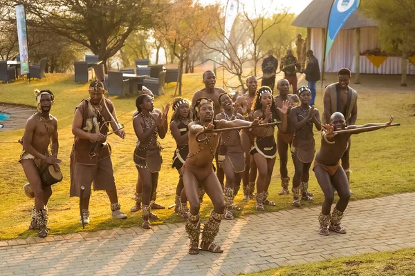 Johannesburg Sudáfrica Agosto 2021 Bailarines Africanos Tradicionales Actuando Ropas Adornos — Foto de Stock