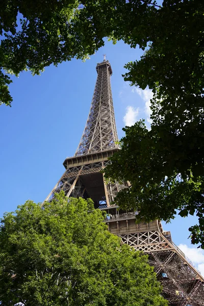 Tiro Ângulo Baixo Famosa Estrutura Ferro Forjado Torre Eiffel Contra — Fotografia de Stock