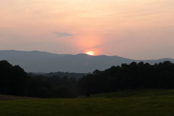 Ein Malerischer Sonnenuntergang Über Dem Hochland — Stockfoto