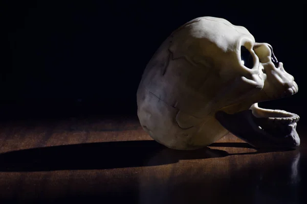 Scary Human Skull Wooden Table Darkness — Stock Photo, Image