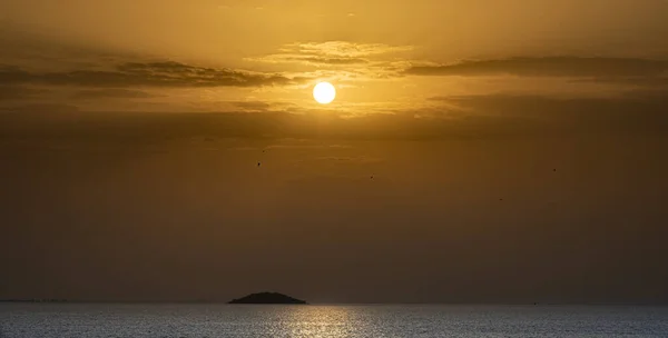 Een Prachtig Shot Van Goudene Zonsondergang Lucht Boven Zee — Stockfoto