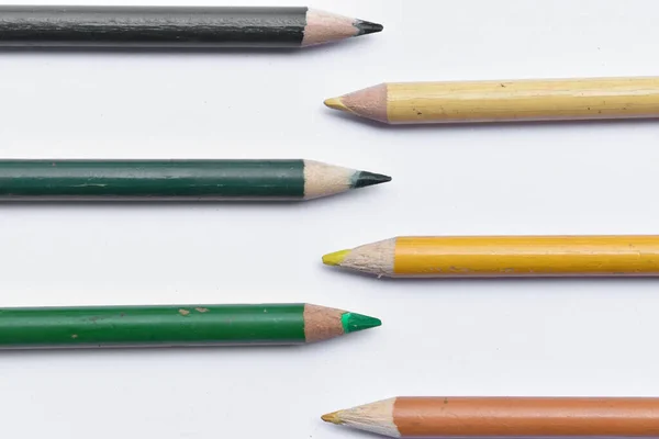 Beyaz Bir Yüzey Üzerinde Renkli Kalemlerin Üst Görünümü — Stok fotoğraf