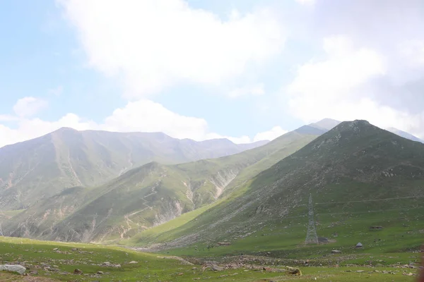 Cielo Nuvoloso Sulle Verdi Montagne — Foto Stock