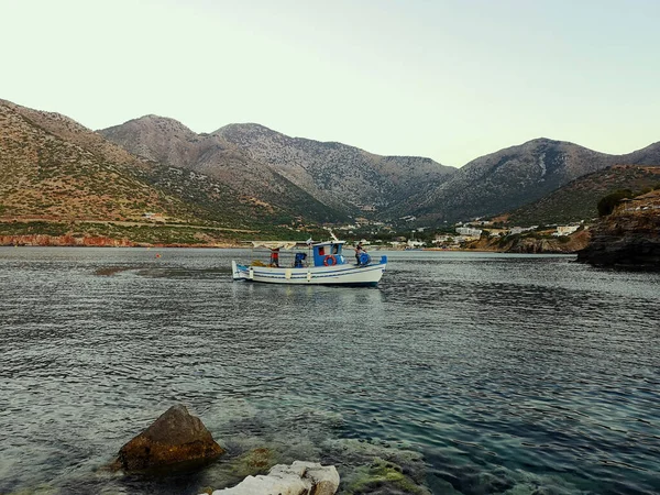 Pintoresco Plano Barco Blanco Lago Rodeado Montañas —  Fotos de Stock