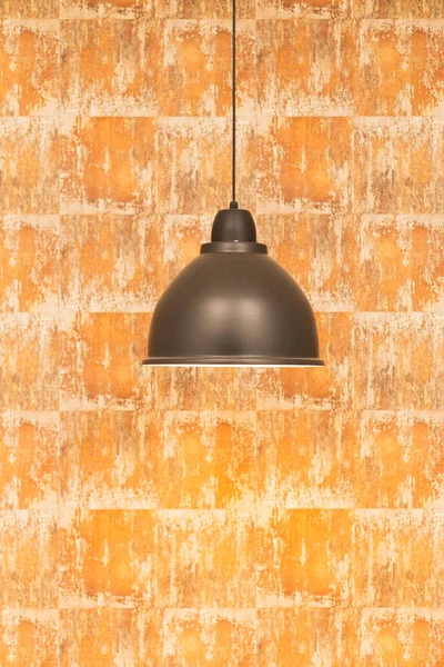 Vertikal Närbild Den Svarta Lampan Hängande Bakgrunden Strukturerad Orange Vägg — Stockfoto