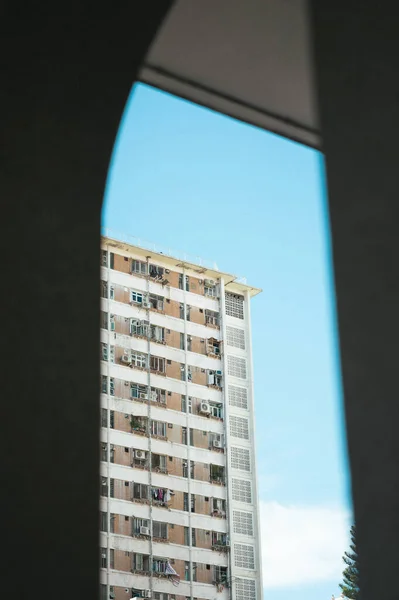 Der Blaue Himmel Über Dem Hohen Gebäude — Stockfoto