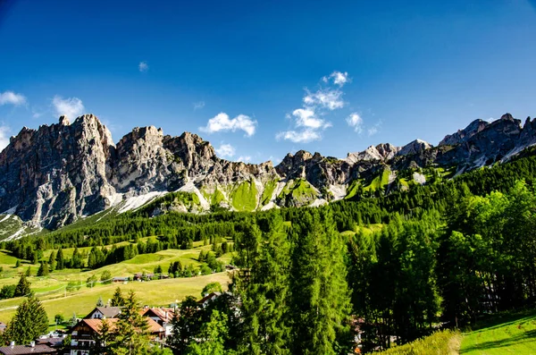 Uma Foto Panorâmica Dos Campos Cidade Cortina Ampezzo Montanha Esqui — Fotografia de Stock