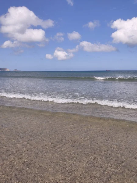 Красивый Вид Океанских Волн Моющих Пляжный Песок Теплый Солнечный День — стоковое фото