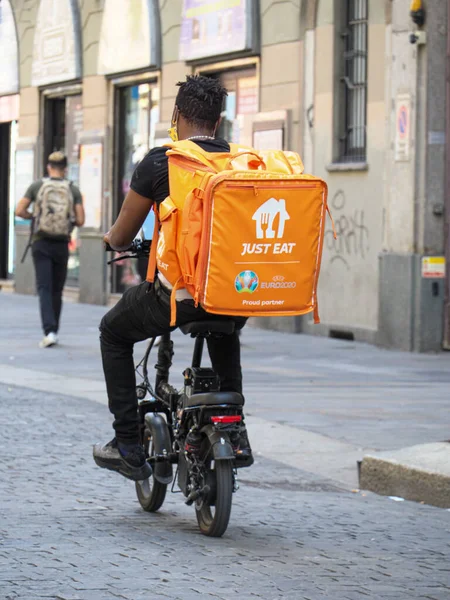 Milan Italien Aug 2021 Vertikal Närbild Kurir Med Orange Väska — Stockfoto