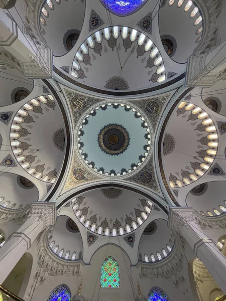 Eine Vertikale Aufnahme Der Decke Der Camlica Moschee Istanbul Türkei — Stockfoto