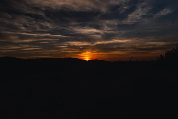 Dağ Siluetinde Güzel Bir Günbatımı — Stok fotoğraf