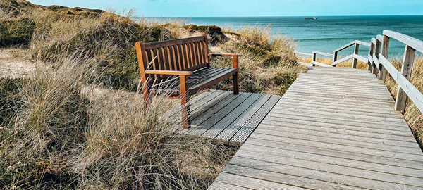 Eine Grasbewachsene Landschaft Mit Einer Holzbank Einer Uferpromenade Der Küste — Stockfoto